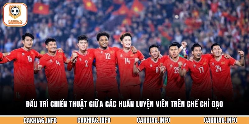 Đấu trí chiến thuật giữa các huấn luyện viên trên ghế chỉ đạo