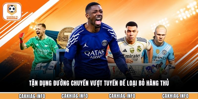 Tận dụng đường chuyền vượt tuyến để loại bỏ hàng thủ