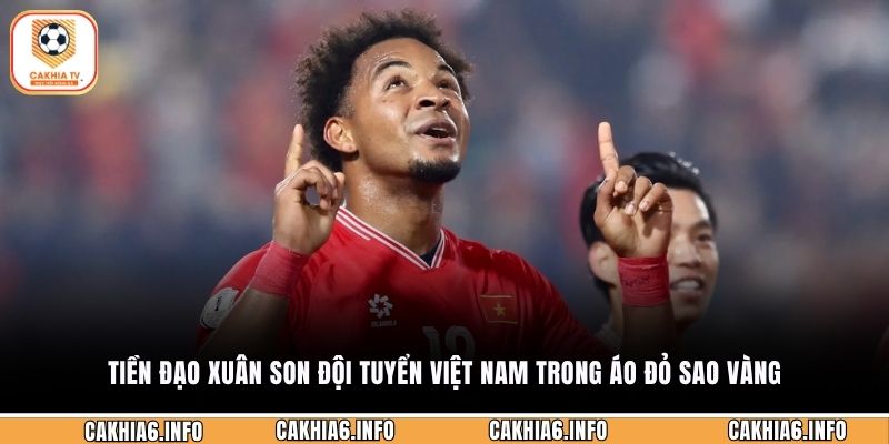 Tiền đạo Xuân Son đội tuyển Việt Nam trong áo đỏ sao vàng